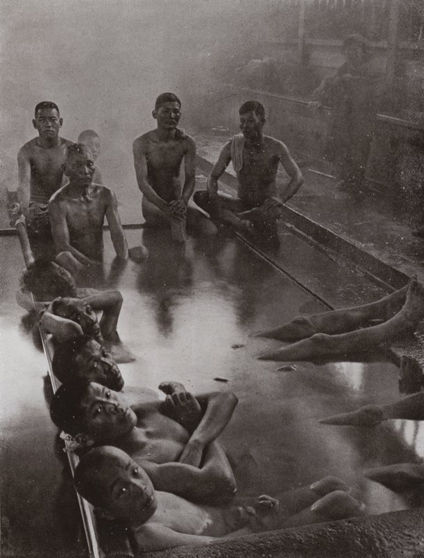 Um banho público em Kanawa (foto a p/b) de Herbert Ponting
