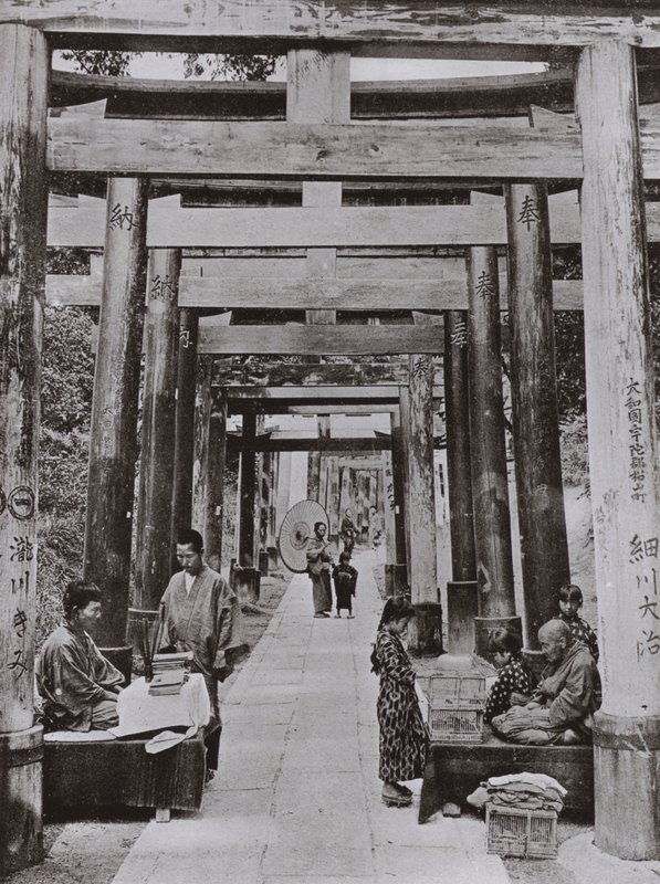 Uma Avenida da Torii no Templo Inari (foto a p/b) de Herbert Ponting