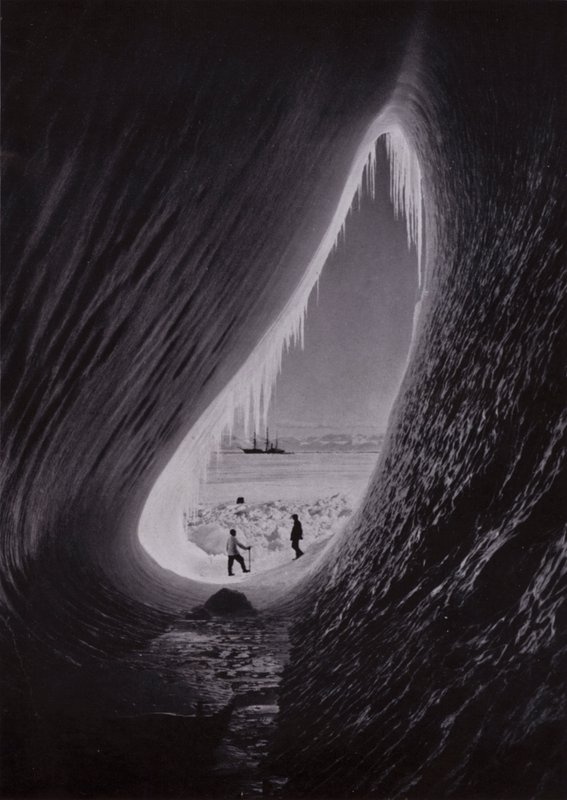 Gruta em um iceberg; Terra Nova ao longe (foto a p/b) de Herbert Ponting