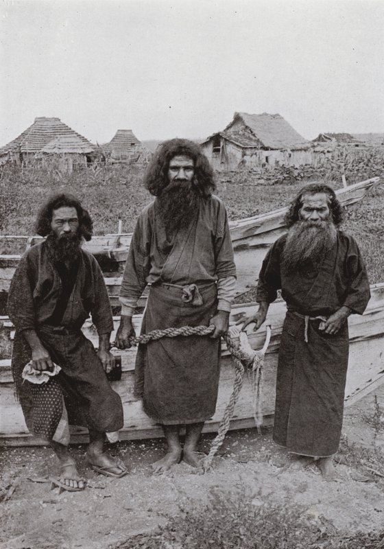 Happukonno, o Caçador (no centro), e dois Pescadores Ainu (foto a p/b) de Herbert Ponting