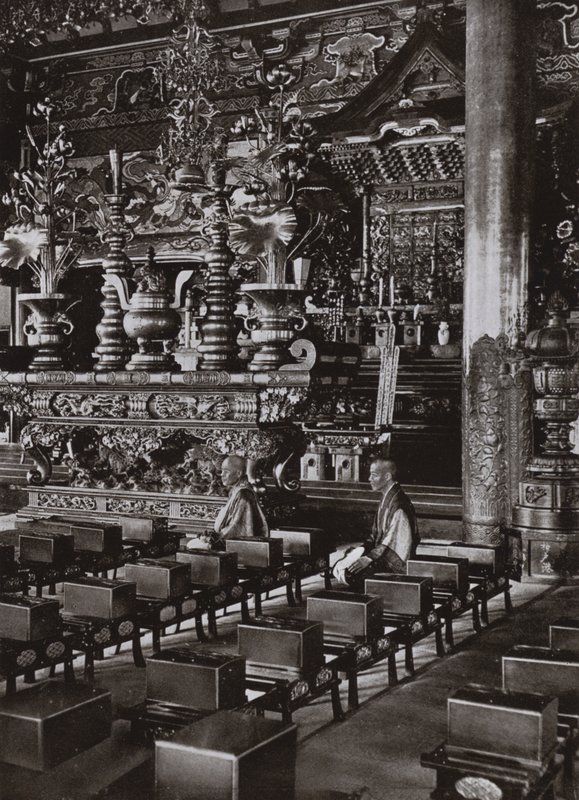 Interior de um Templo Budista (foto a p/b) de Herbert Ponting