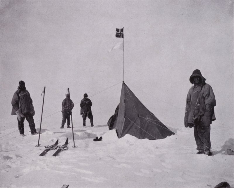 "Era uma bandeira negra, a bandeira norueguesa. Amundsen foi o primeiro a chegar ao poste" (foto a p/b) de Herbert Ponting