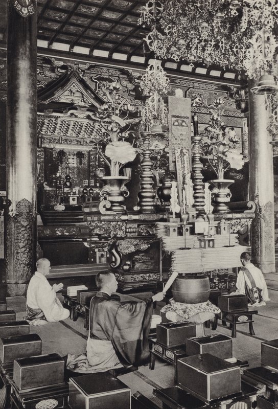 Japão na década de 1920: Omori, Templo Ikegami (Budista) (foto a p/b) de Herbert Ponting