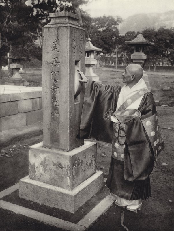 Japão na década de 1920: Roda de oração e padre budista (foto a p/b) de Herbert Ponting