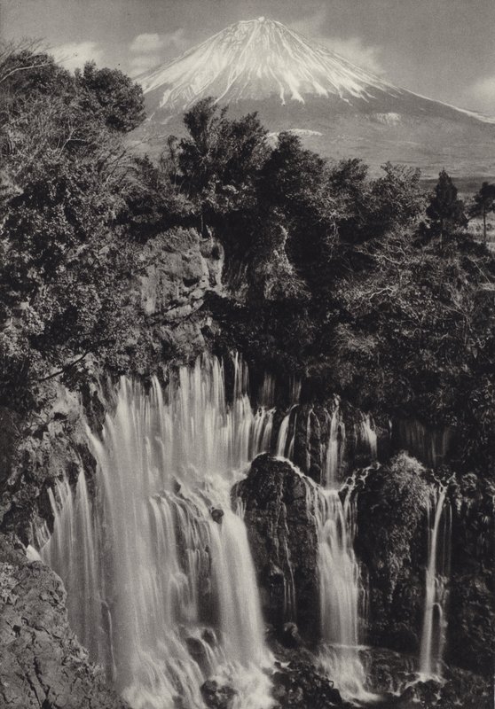 Japão na década de 1920: Cachoeira de Shiraito (foto a p/b) de Herbert Ponting