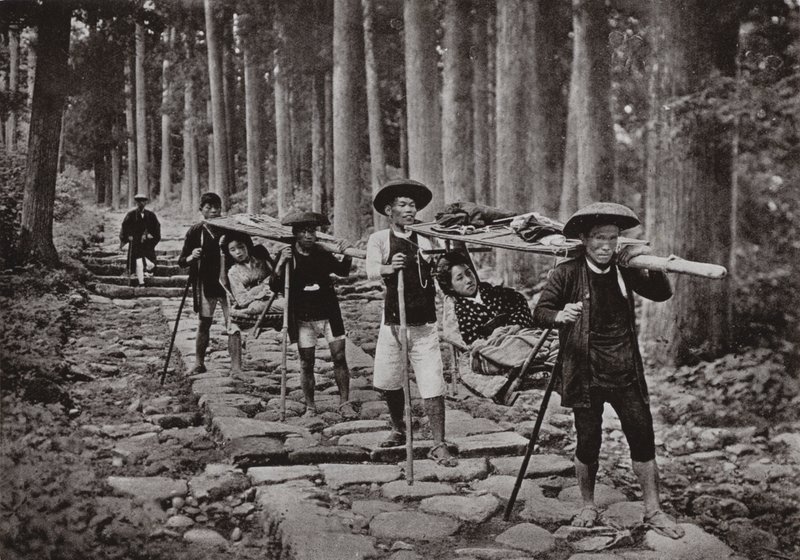 Senhoras viajando por Yama Kago (foto a p/b) de Herbert Ponting