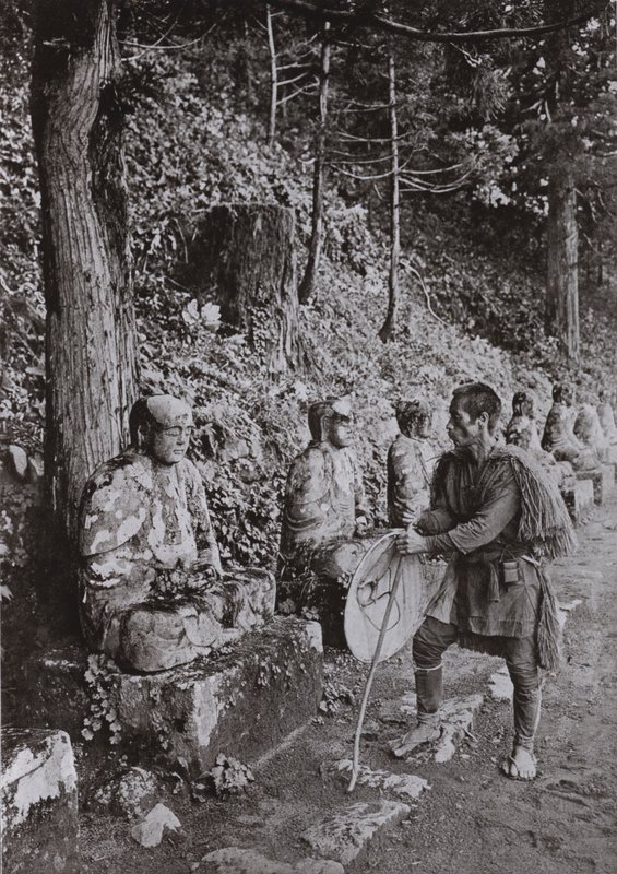 Meditação, um Estudo na Gamman-ga-Fuchi, Nikko (foto a p/b) de Herbert Ponting