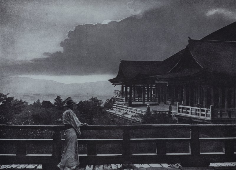 Luar no Kiyomizu-dera (foto a p/b) de Herbert Ponting