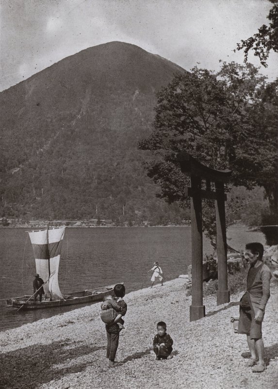 Nantai-zan e Lago Chuzenji (foto a p/b) de Herbert Ponting