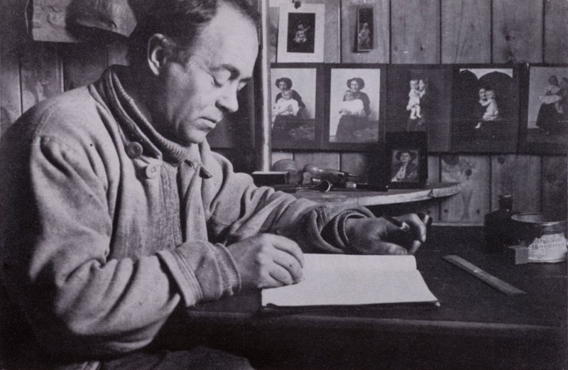 "Scott escreveu, planeou e calculou na sua pequena mesa" (foto a p/b) de Herbert Ponting