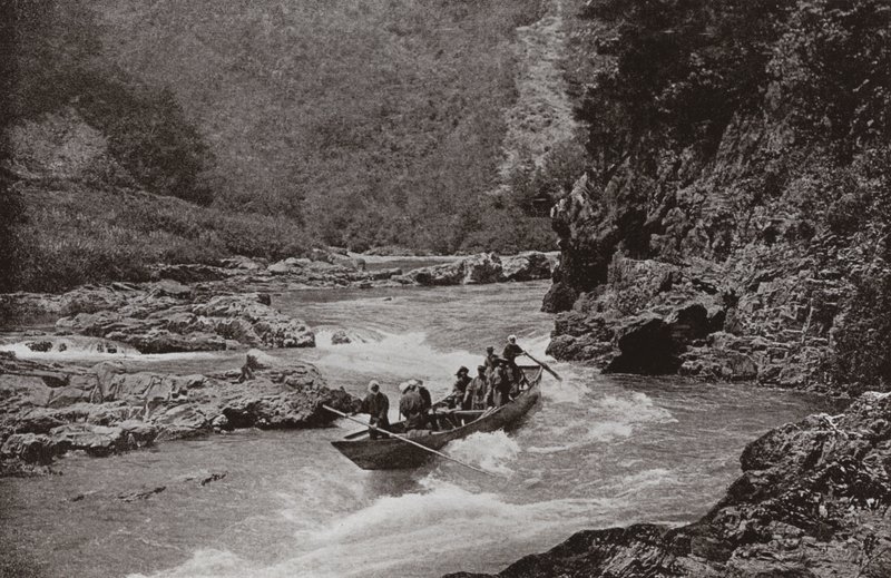 Filmando os Rapids do Katsura-gawa (foto a p/b) de Herbert Ponting
