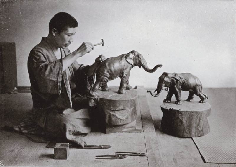 O Escultor de Bronze (foto a p/b) de Herbert Ponting