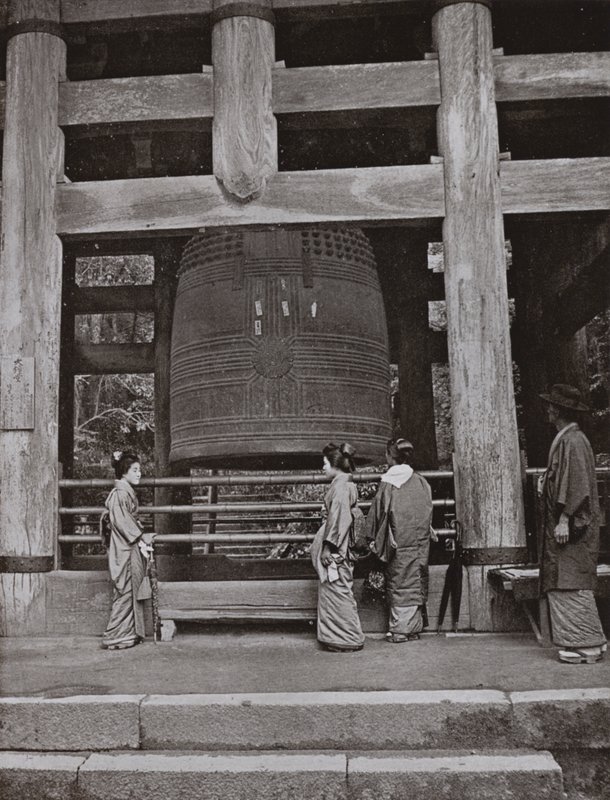 O Grande Sino no Templo de Chio-in (foto a p/b) de Herbert Ponting