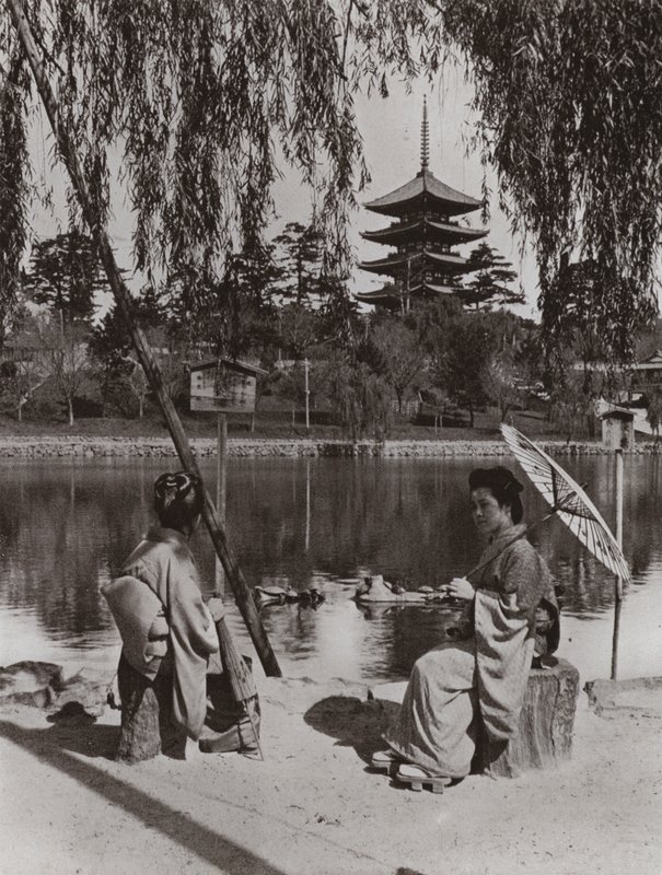O Pagode Kobukuji (foto a p/b) de Herbert Ponting
