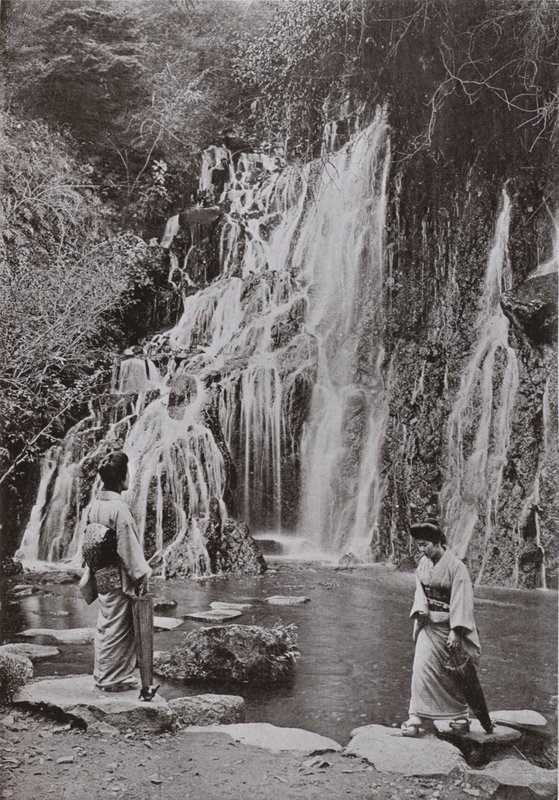 A Cachoeira das Jóias Caindo no Yumoto (foto a p/b) de Herbert Ponting
