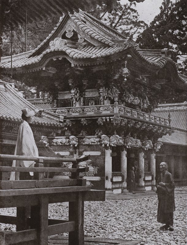 O portão Yomei na Nikko (foto a p/b) de Herbert Ponting