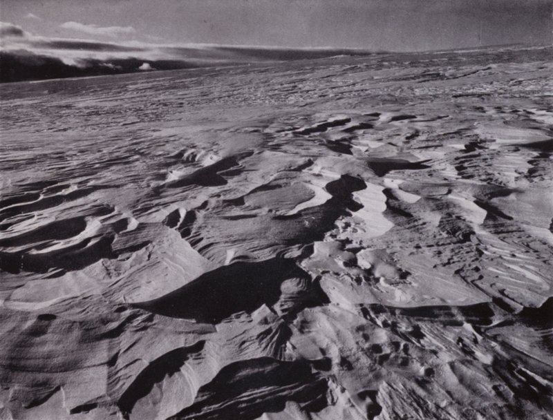 "As grandes ondas de neve congelada pelo vento" (foto a p/b) de Herbert Ponting