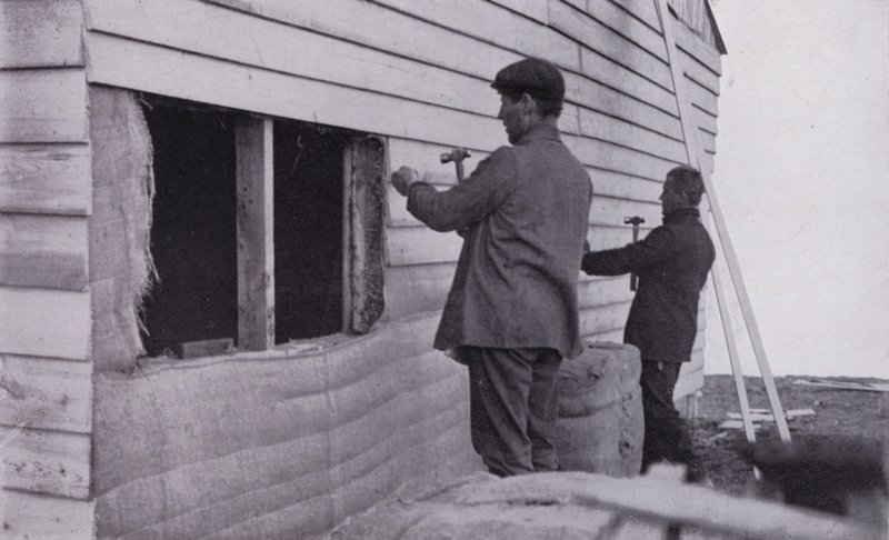 "A cabana foi erguida" (foto a p/b) de Herbert Ponting