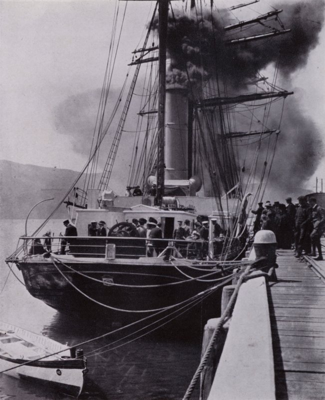 "O pequeno navio deixou Port Chalmers na última etapa de sua viagem" (foto a p/b) de Herbert Ponting