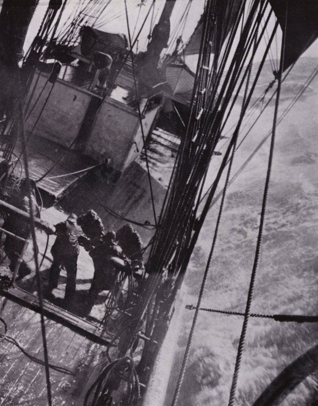 "O navio é pesado e tenso e armado como uma rolha" (foto a p/b) de Herbert Ponting