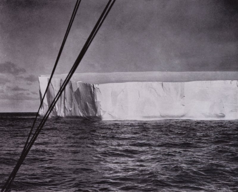 "Eles avistaram o seu primeiro iceberg" (foto a p/b) de Herbert Ponting
