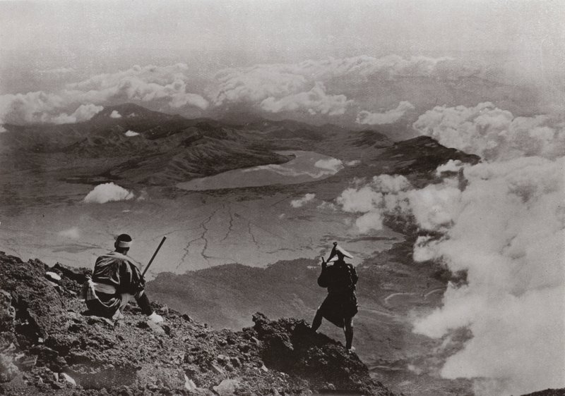 Duas milhas acima das nuvens, lago "Three-Days-Moon" da Cúpula de Fuji (foto a p/b) de Herbert Ponting