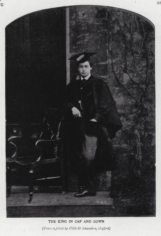 O Rei Eduardo VII em tábua e bata de morteiro enquanto estava na Universidade de Oxford (foto a p/b) de Hills and Saunders