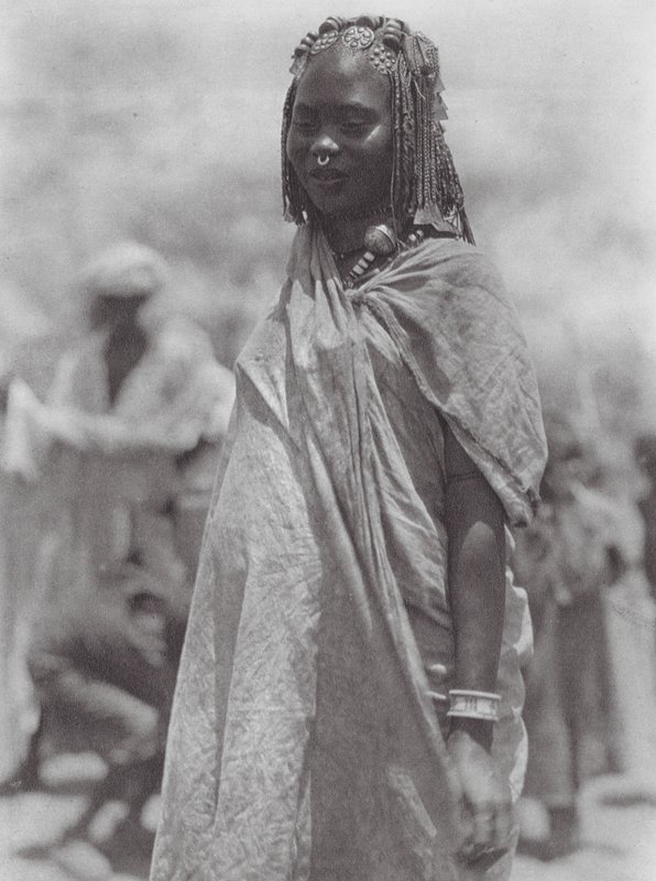 África: Ornamento de prata e âmbar de Aulad Hamid (fotografia a preto e branco) de Hugo Adolf Bernatzik