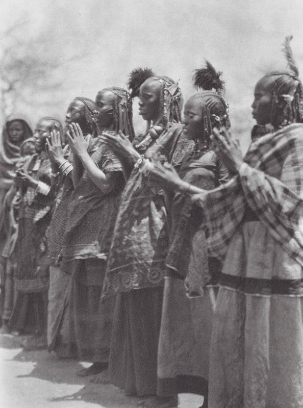 África: Mulheres de Aulad Hamid a bater palmas durante uma dança (fotografia a preto e branco) de Hugo Adolf Bernatzik