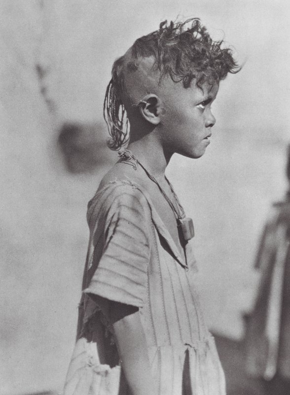 África: Criança Bisharin com amuleto (fotografia a preto e branco) de Hugo Adolf Bernatzik