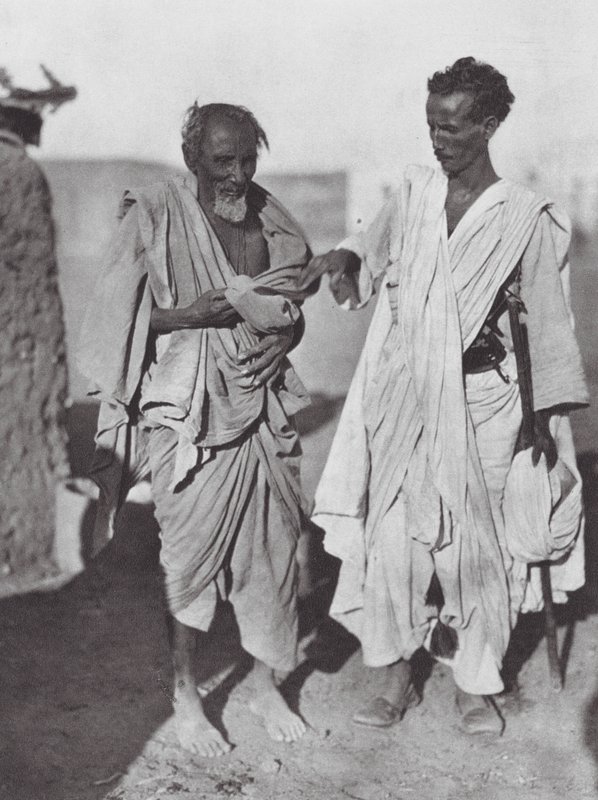 África: Homens Bisharin, deserto da Núbia (fotografia a preto e branco) de Hugo Adolf Bernatzik