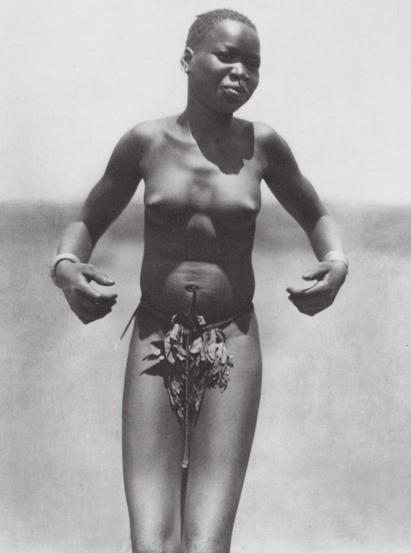 África: Rapariga que dança, Djur oriental (fotografia a preto e branco) de Hugo Adolf Bernatzik