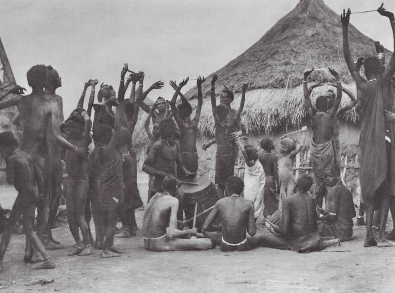 África: Dança das vacas Dinka (fotografia a preto e branco) de Hugo Adolf Bernatzik