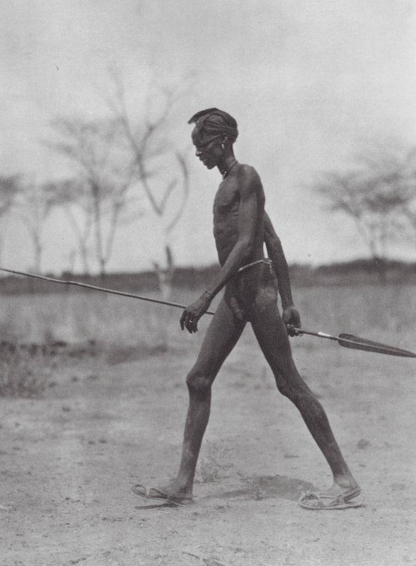África: Guerreiro Dinka com lança (fotografia a preto e branco) de Hugo Adolf Bernatzik