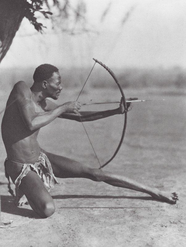 África: Arqueiro de Djur Oriental (fotografia a preto e branco) de Hugo Adolf Bernatzik
