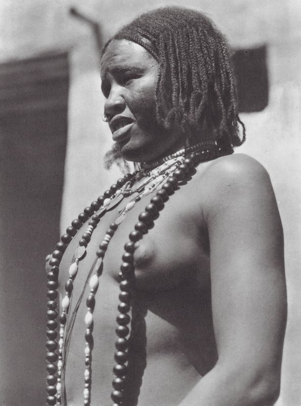 África: Gawazi, uma bailarina profissional (fotografia a preto e branco) de Hugo Adolf Bernatzik