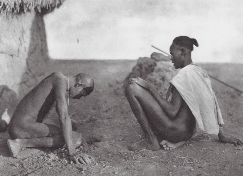 África: Médico a sangrar um doente (fotografia a preto e branco) de Hugo Adolf Bernatzik