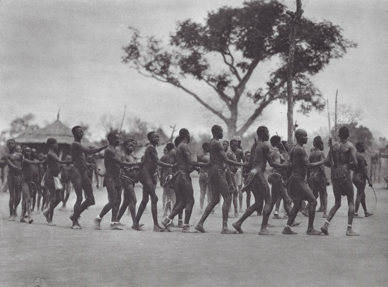 África: Dança Moru (fotografia a preto e branco) de Hugo Adolf Bernatzik