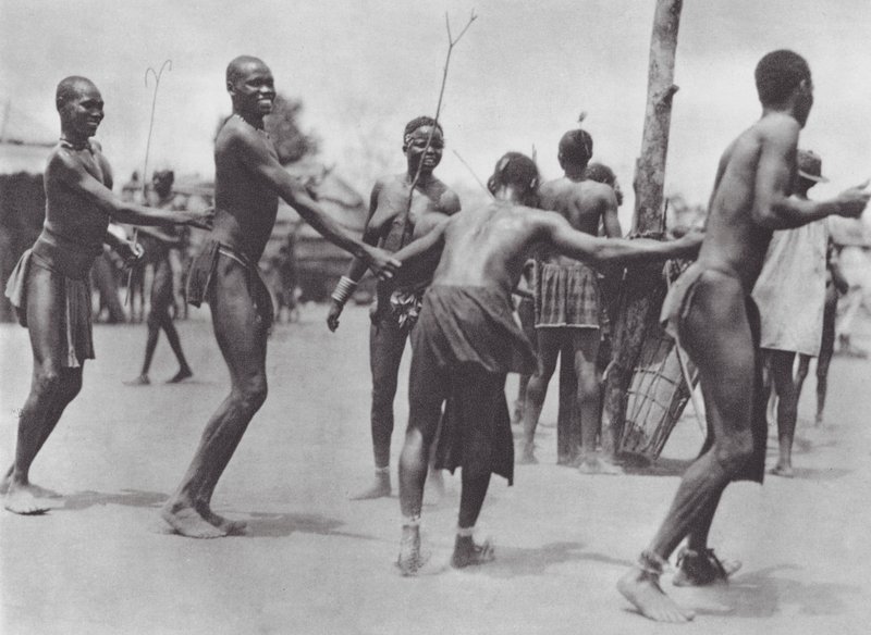 África: Dança de roda Moru (fotografia a preto e branco) de Hugo Adolf Bernatzik