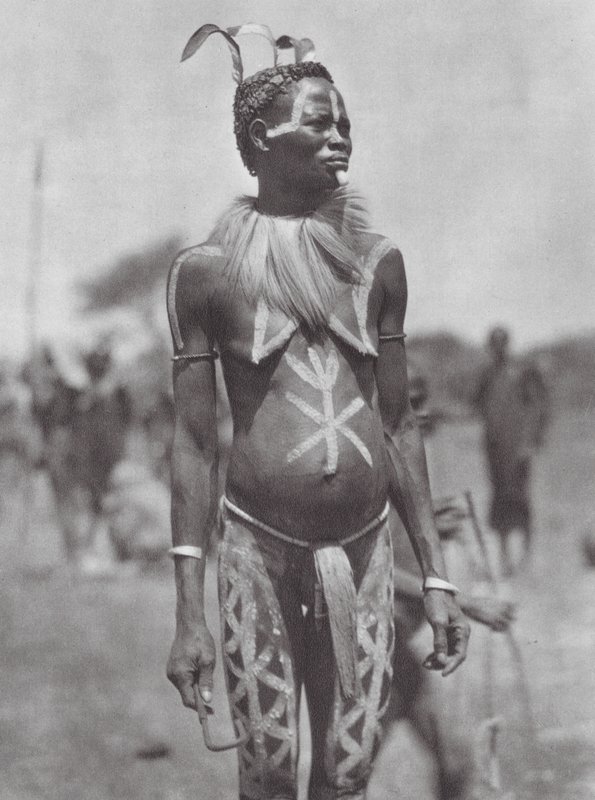 África: Mulher Nuba com ornamento festivo (fotografia a preto e branco) de Hugo Adolf Bernatzik