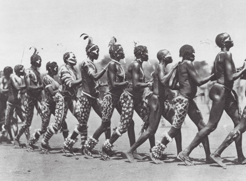África: Mulheres Nuba a dançar (fotografia a preto e branco) de Hugo Adolf Bernatzik