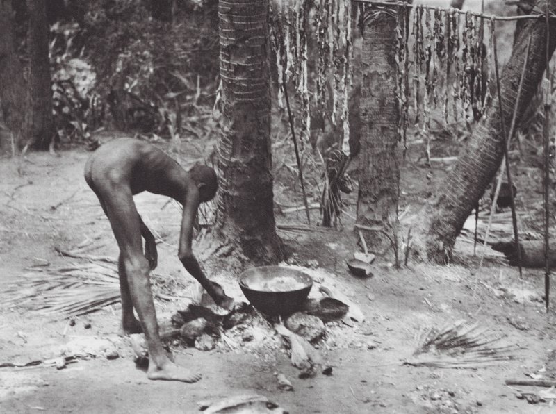 África: Nuer a cozinhar carne de crocodilo (fotografia a preto e branco) de Hugo Adolf Bernatzik