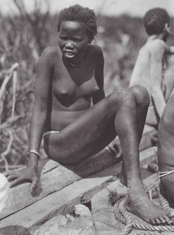 África: Rapariga Nuer no Bahr el Zeraf (fotografia a preto e branco) de Hugo Adolf Bernatzik