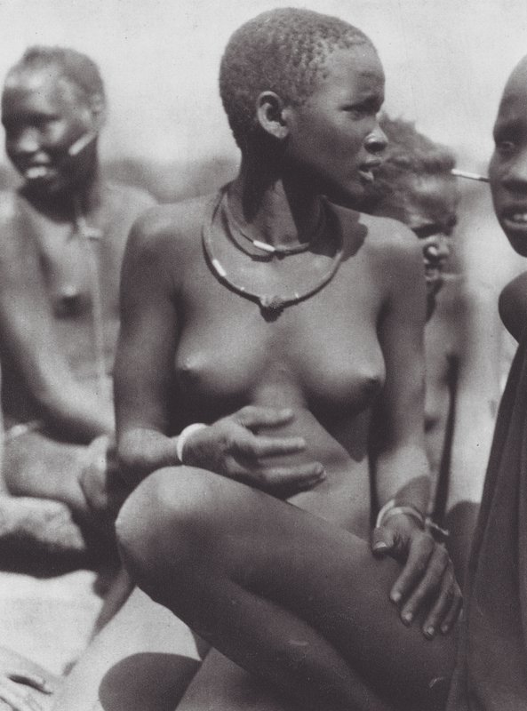 África: Rapariga Nuer com colar de pelo de girafa (fotografia a preto e branco) de Hugo Adolf Bernatzik