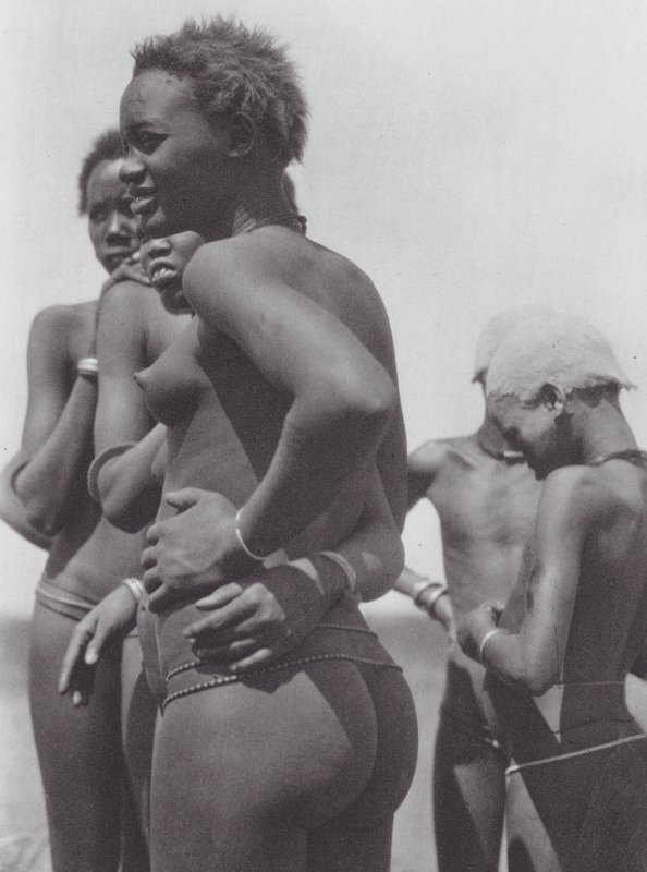África: Meninas e crianças Nuer (fotografia a preto e branco) de Hugo Adolf Bernatzik