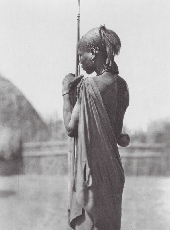 África: Nuer em traje Shilluk (fotografia a preto e branco) de Hugo Adolf Bernatzik