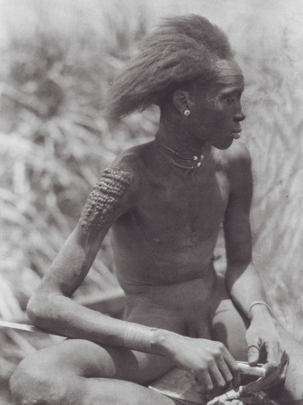 África: Nuer com o cabelo pintado de vermelho (fotografia a preto e branco) de Hugo Adolf Bernatzik