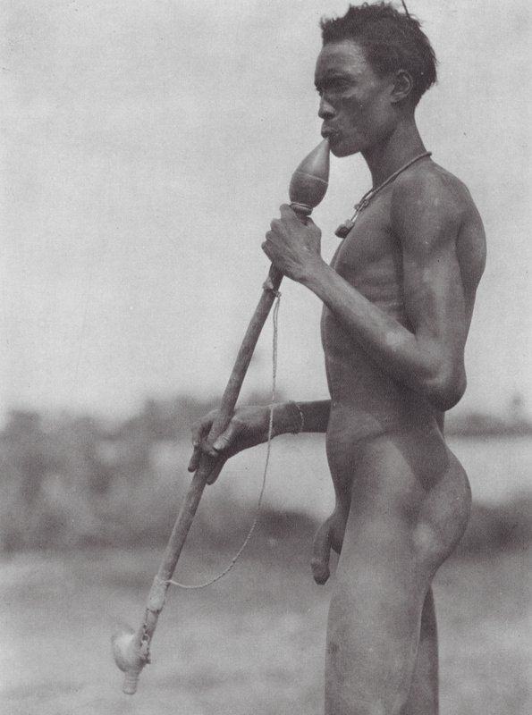 África: Nuerizados Dinka no Bahr el Zeraf (fotografia a preto e branco) de Hugo Adolf Bernatzik