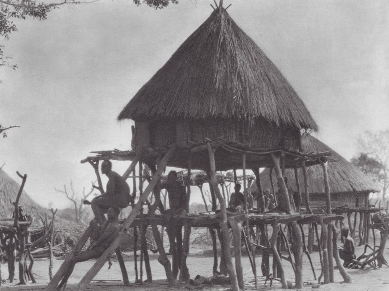 África: Habitações de pilha do Djur oriental (fotografia a preto e branco) de Hugo Adolf Bernatzik