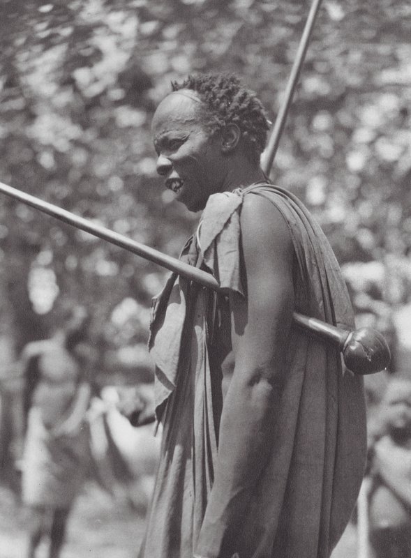 África: Guerreiro Shilluk com um bastão (fotografia a preto e branco) de Hugo Adolf Bernatzik
